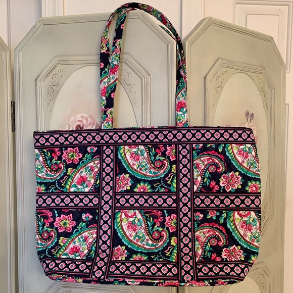 Vera Bradley Handbags - Vera Bradley Large Zippered Tote